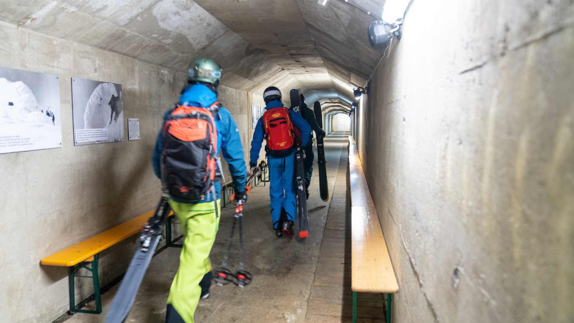 Skikjørere inne i anlegget på Gaustatoppen