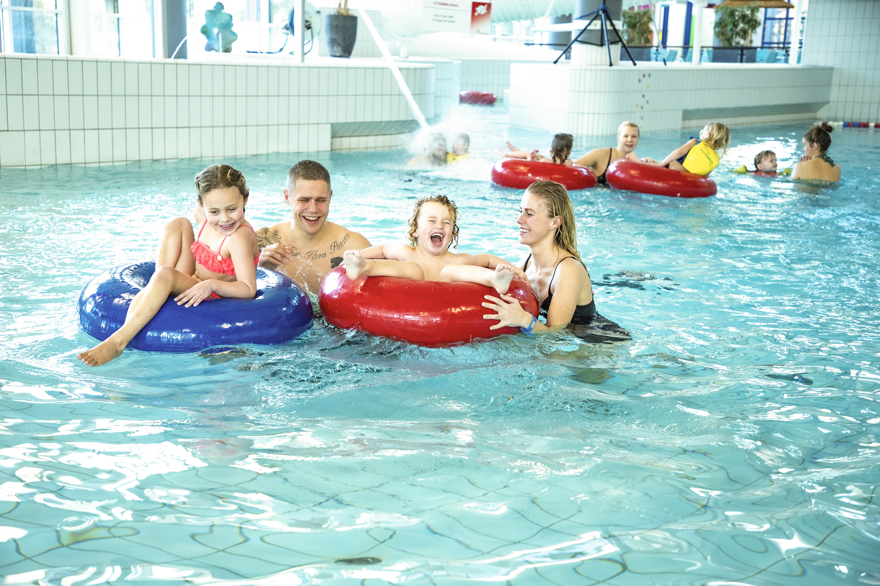 familie som bader i badelandet i Skien fritidspark